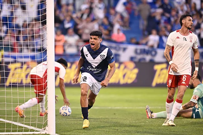 Claudio Aquino comemorando seu gol pelo Velez Sarsfield contra o Huracán –  (Photo by Rodrigo Valle/Getty Images)