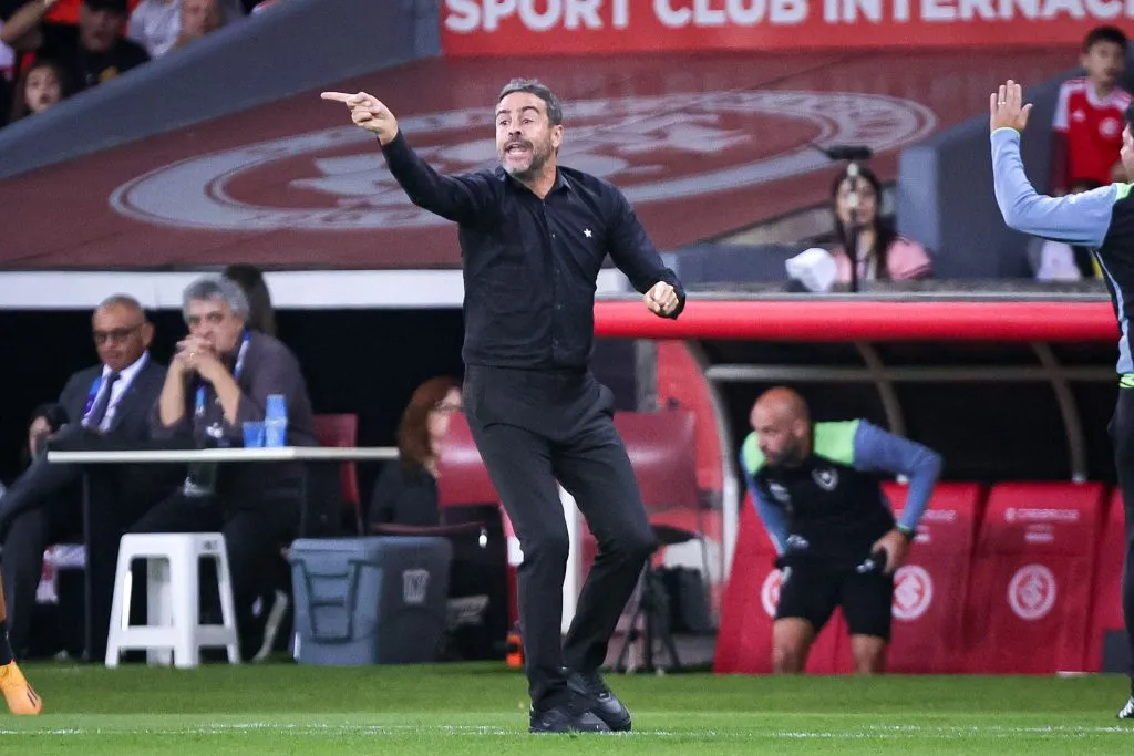 Artur Jorge tecnico do Botafogo durante partida contra o Internacional no estadio Beira-Rio pelo campeonato Brasileiro A 2024. Foto: Maxi Franzoi/AGIF