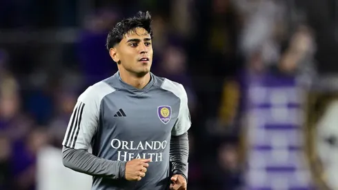 Facundo Torres #10 do Orlando City se aquece antes do jogo contra o New York Red Bulls no Exploria Stadium em 30 de novembro de 2024 em Orlando, Flórida. (Foto: Julio Aguilar/Getty Images)