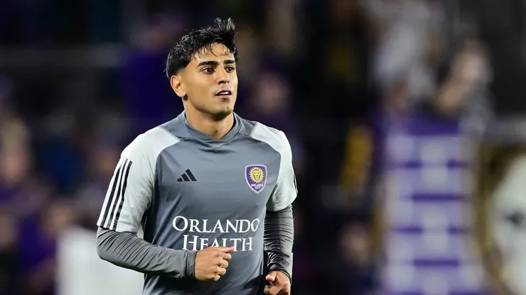 Facundo Torres #10 do Orlando City se aquece antes do jogo contra o New York Red Bulls no Exploria Stadium em 30 de novembro de 2024 em Orlando, Flórida. (Foto: Julio Aguilar/Getty Images)