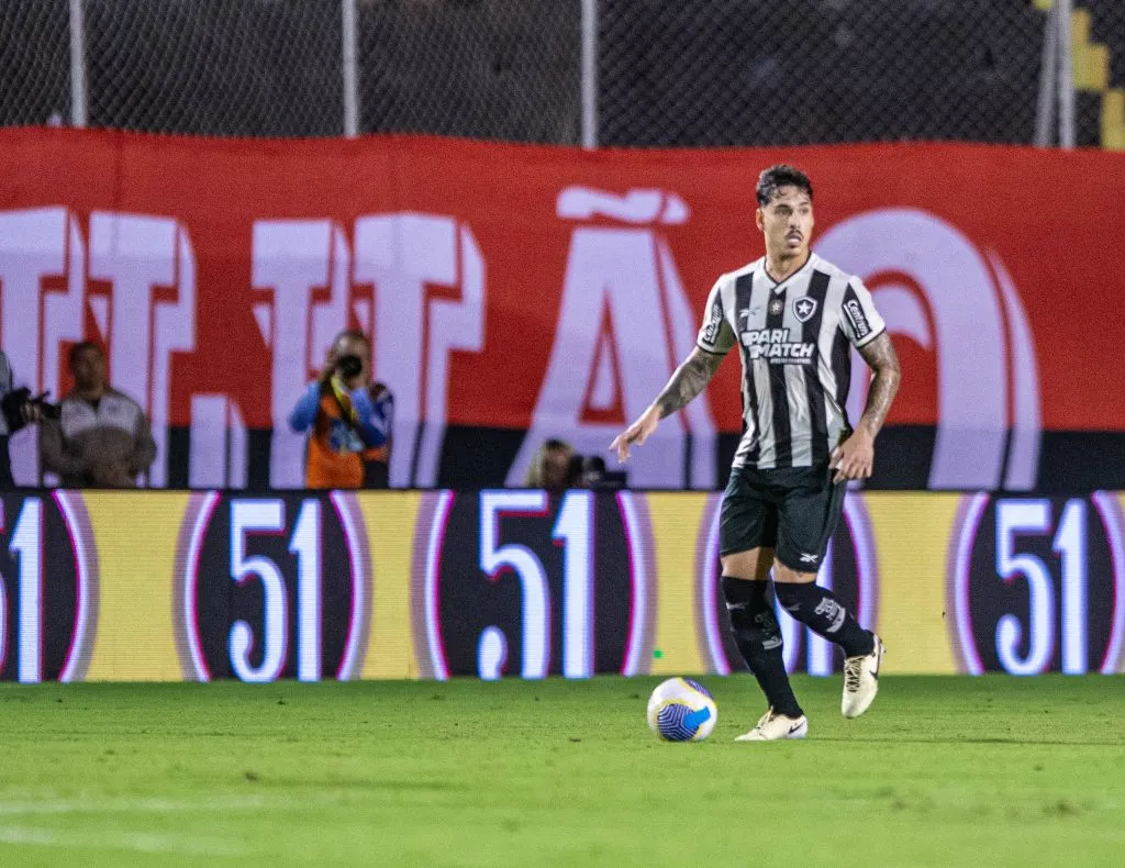 Lucas Halter, jogador do Botafogo, durante partida contra o Vitória (Foto: Jhony Pinho/AGIF)