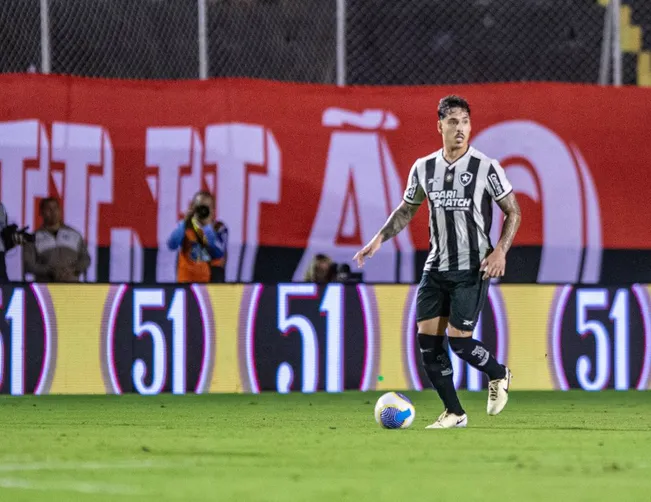 Lucas Halter, jogador do Botafogo, durante partida contra o Vitória no Barradão,pela Série A 2024. Foto: Jhony Pinho/AGIF