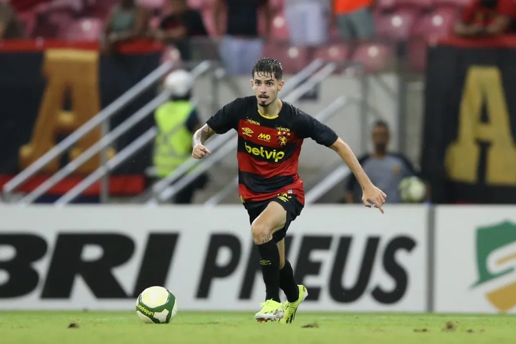 Pedro Vilhena durante a partida contra o Central no Campeonato Pernambucano 2024. Foto: Marlon Costa/AGIF