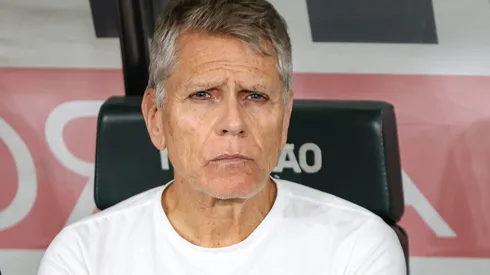 Paulo Autuori comandando o Cruzeiro contra o Athletico-PR no Brasileirão de 2023.