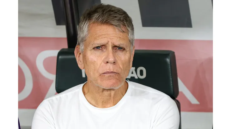 Paulo Autuori comandando o Cruzeiro contra o Athletico-PR no Brasileirão de 2023.
