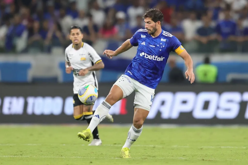 Lucas Silva, meio-campista do Cruzeiro deve renovar contrato para 2025. Foto: Gilson Lobo/AGIF