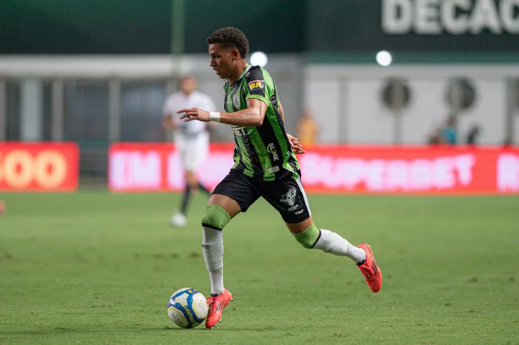 Rodriguinho durante partida contra o Ituano na Série B 2024. Foto: Alessandra Torres/AGIF
