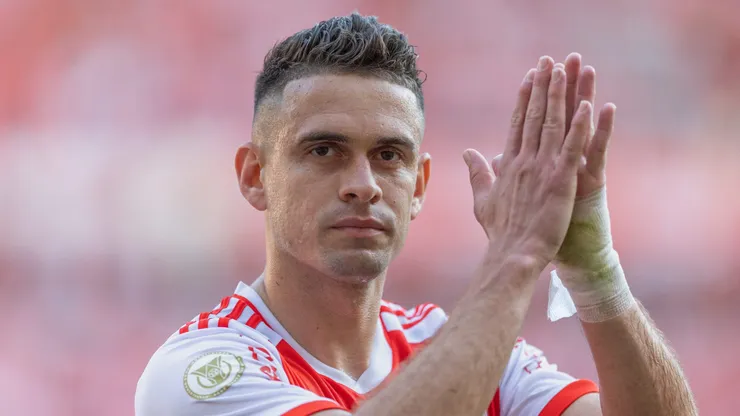 Borré, jogador do Internacional, durante partida contra o Grêmio, pelo Brasileirão Betano.