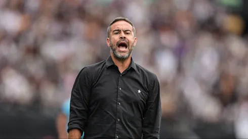 Artur Jorge, técnico do Botafogo, durante partida contra o São Paulo, pelo Brasileirão Betano.