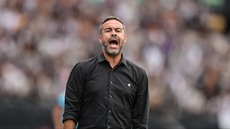Artur Jorge, técnico do Botafogo, durante partida contra o São Paulo, pelo Brasileirão Betano.