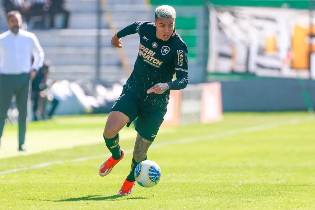 Carlos Alberto jogador do Botafogo durante partida contra o Juventude no estádio Alfredo Jaconi pelo campeonato Brasileiro A 2024. Foto: Luiz Erbes/AGIF