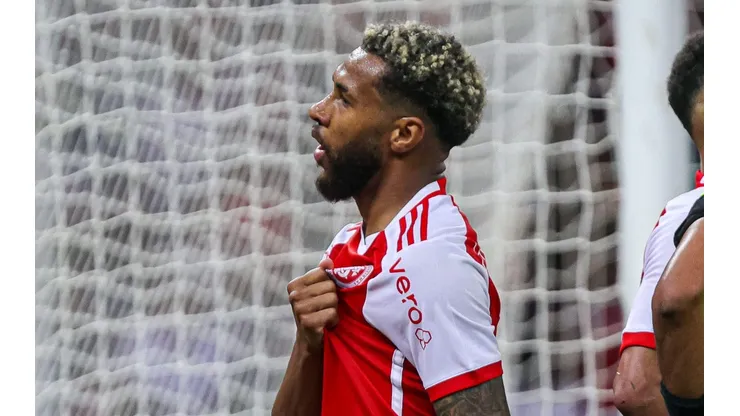 Wesley comemorando gol pelo Inter