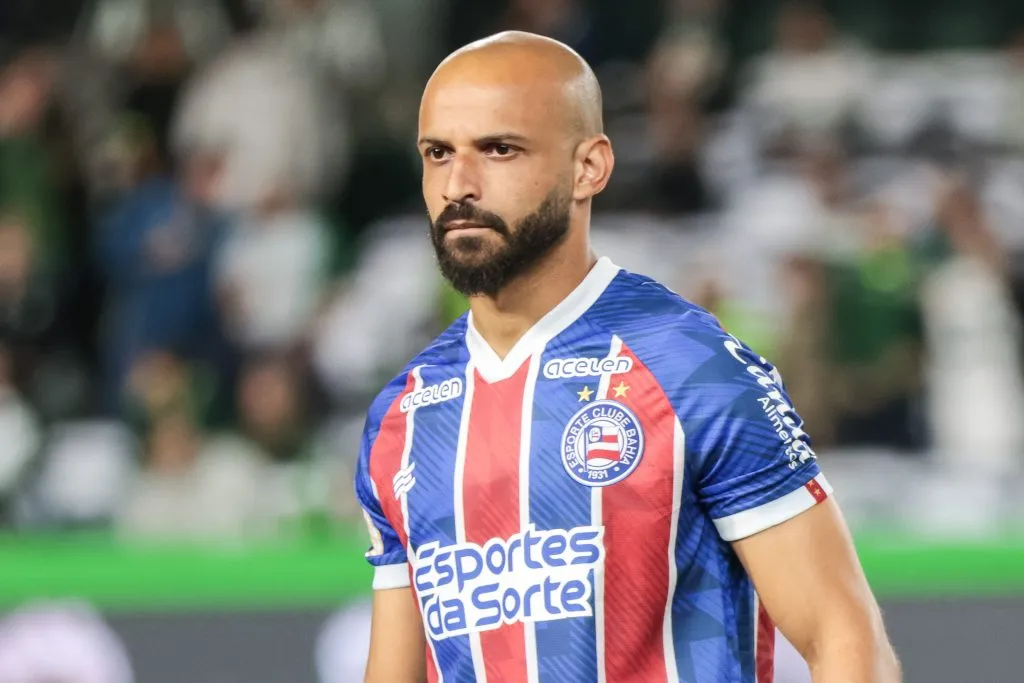 PR – CURITIBA – 14/09/2023 – BRASILEIRO A 2023, CORITIBA X BAHIA – Thaciano jogador do Bahia durante execucao do hino nacional antes da partida contra o Coritiba no estadio Couto Pereira pelo campeonato Brasileiro A 2023. Foto: Robson Mafra/AGIF