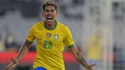 Roberto Firmino comemora seu gol pela Seleção Brasileira.