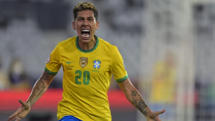 Roberto Firmino comemora seu gol pela Seleção Brasileira.