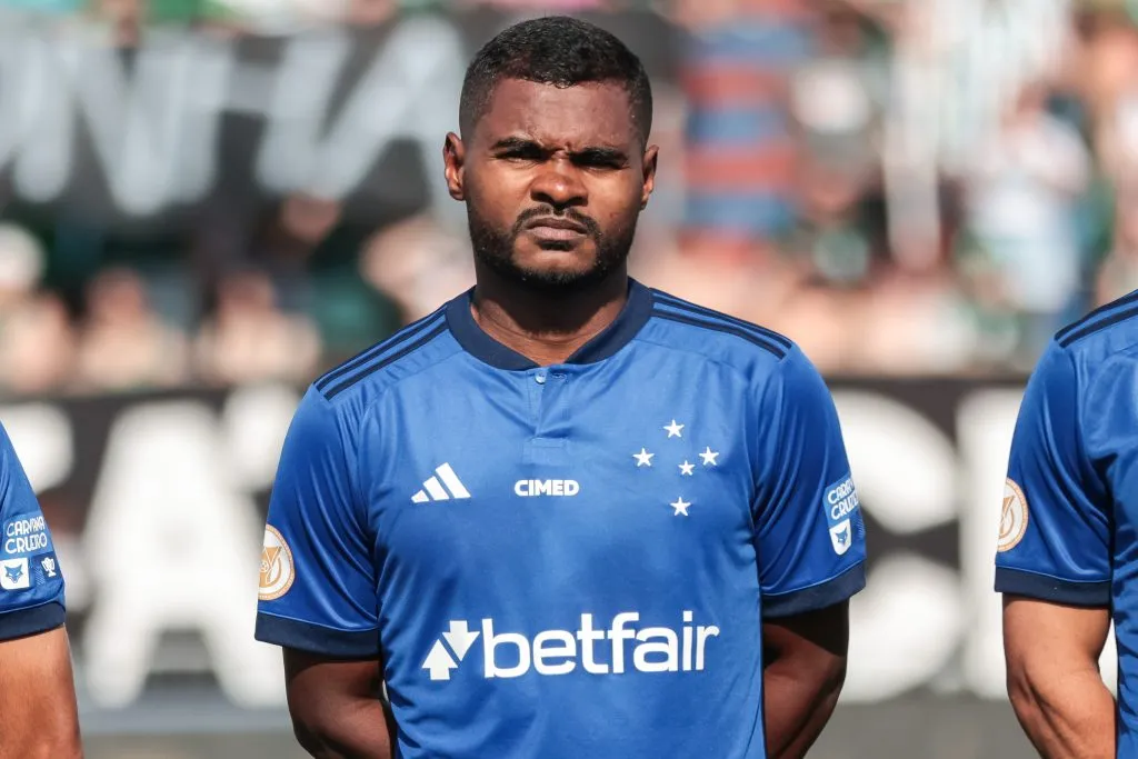 Nikao jogador do Cruzeiro durante execucao do hino nacional antes da partida contra o Coritiba no estadio Durival de Britto pelo campeonato Brasileiro A 2023. Foto: Robson Mafra/AGIF