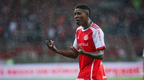 Vitão, jogador do Internacional, durante partida contra o Bahia pelo Brasileirão Betano.