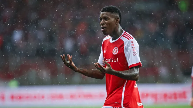 Vitão, jogador do Internacional, durante partida contra o Bahia pelo Brasileirão Betano.