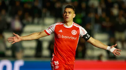 Borre jogador do Internacional comemora seu gol durante partida contra o Juventude no estadio Alfredo Jaconi pelo campeonato Brasileiro A 2024.