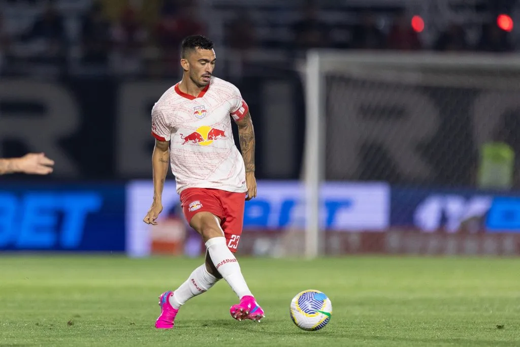 Raul, volante ex-RB Bragantino, interessa ao Athletico para 2025. Foto: Diogo Reis/AGIF