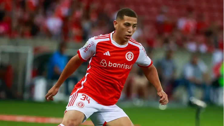 Gabriel Carvalho, jogador do Internacional, durante partida contra o Flamengo pelo Brasileirão Betano.