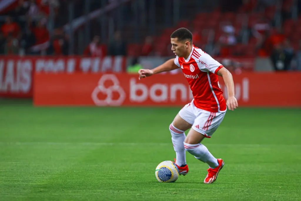 Gabriel Carvalho, meia do Internacional, pode deixar o clube em 2025. Foto: Maxi Franzoi/AGIF