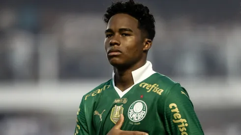 Endrick jogador do Palmeiras durante execucao do hino nacional antes da partida contra o Santos no estadio Vila Belmiro pelo campeonato Paulista 2024.