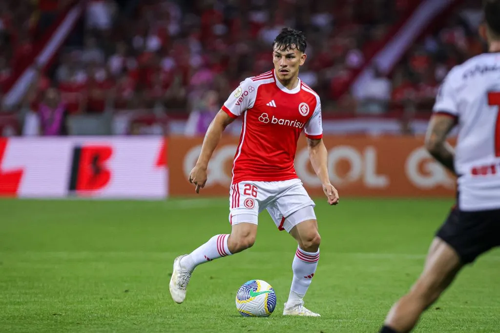 Bernabei jogador do Internacional durante partida contra o Vitoria no  Beira-Rio pelo campeonato Brasileiro A 2024. Foto: Maxi Franzoi/AGIF