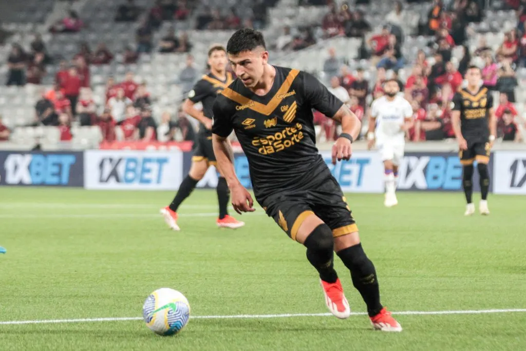 Lucas Esquivel jogador do Athletico-PR durante partida contra o Fortaleza na Arena da Baixada pelo campeonato Brasileiro A 2024. Foto: Robson Mafra/AGIF