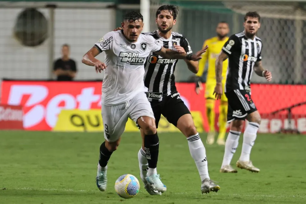 MG – BELO HORIZONTE – 20/11/2024 – BRASILEIRO A 2024, ATLETICO-MG X BOTAFOGO – Igor Rabello jogador do Atletico-MG disputa lance com Tiquinho Soares jogador do Botafogo durante partida no estadio Independencia pelo campeonato Brasileiro A 2024. Foto: Gilson Lobo/AGIF