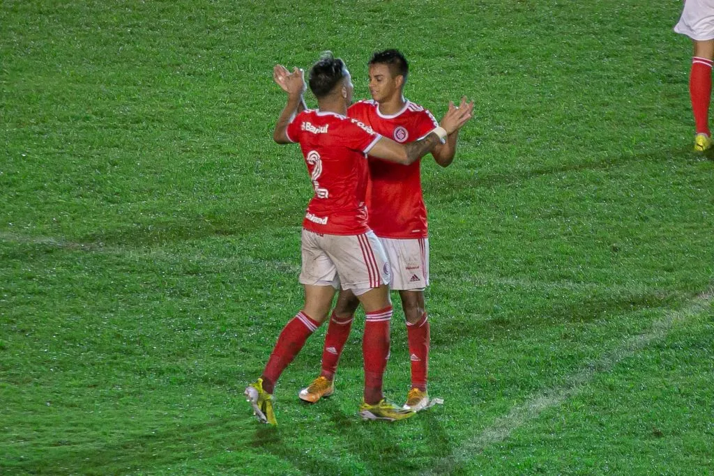 RS – Pelotas – 04/03/2021 – GAUCHO 2021, PELOTAS X INTERNACIONAL – Lucas Ramos jogador do Internacional comemora seu gol com Heitor jogador da sua equipe durante partida contra o Pelotas no estadio Boca do Lobo pelo campeonato Gaucho 2021. Foto: Volmer Perez/AGIF