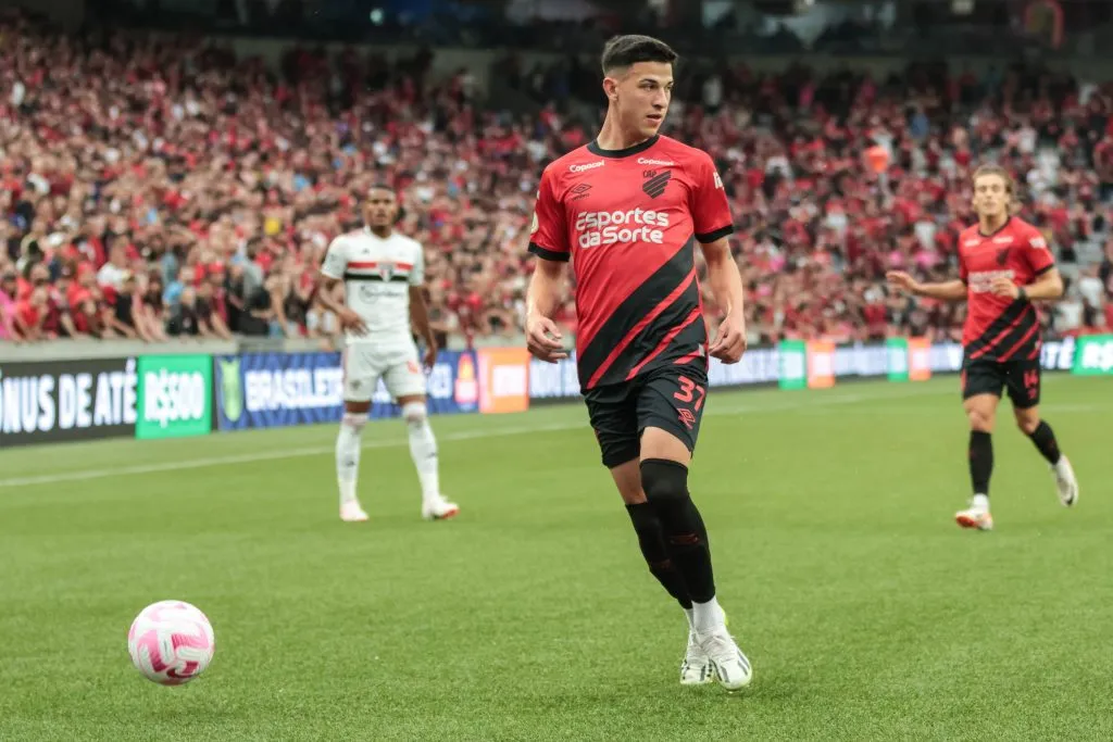 PR – CURITIBA – 29/10/2023 – BRASILEIRO A 2023, ATHLETICO-PR X SAO PAULO – Lucas Esquivel jogador do Athletico-PR durante partida contra o Sao Paulo no estadio Arena da Baixada pelo campeonato Brasileiro A 2023. Foto: Robson Mafra/AGIF