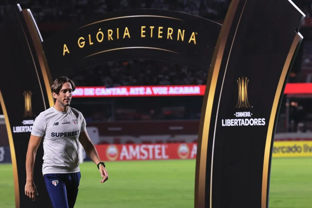 SP – SAO PAULO – 16/05/2024 – COPA LIBERTADORES 2024, SAO PAULO X BARCELONA DE GUAYAQUIL – Luis Zubeldia tecnico do Sao Paulo durante partida contra o Barcelona de Guayaquil no estadio Morumbi pelo campeonato Copa Libertadores 2024. Foto: Ettore Chiereguini/AGIF