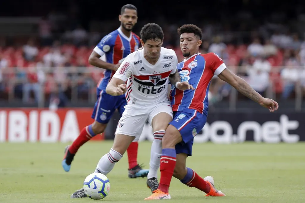 Pato, do São Paulo, disputa lance com jogador Douglas Augusto (Foto: Daniel Vorley/AGIF)