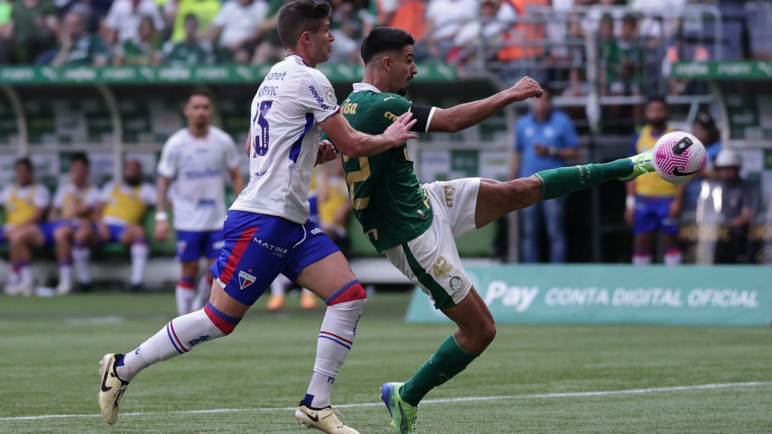 Kuscevic, zagueiro do Fortaleza, marcando Flaco López, do Palmeiras, pelo Brasileirão Betano. Foto: Ettore Chiereguini/AGIF
