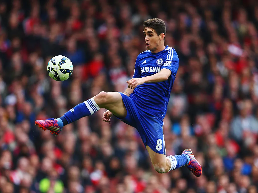 LONDON, ENGLAND – APRIL 26:  Oscar of Chelsea controls the ball during the Barclays Premier League match between Arsenal and Chelsea at Emirates Stadium on April 26, 2015 in London, England.  (Photo by Paul Gilham/Getty Images)