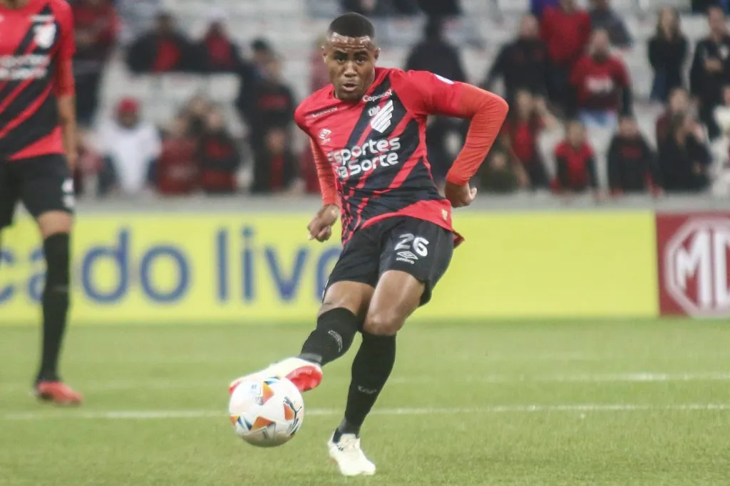 PR – CURITIBA – 15/05/2024 – COPA SUL-AMERICANA 2024, ATHLETICO-PR X DANUBIO – Erick jogador do Athletico-PR durante partida contra o Danubio no estadio Arena da Baixada pelo campeonato Copa Sul-Americana 2024. Foto: Gabriel Rosa Machado/AGIF