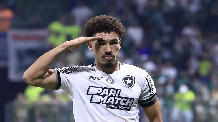 Adryelson jogador do Botafogo comemora seu gol durante partida contra o Palmeiras no estadio Arena Allianz Parque pelo campeonato Brasileiro A 2024.