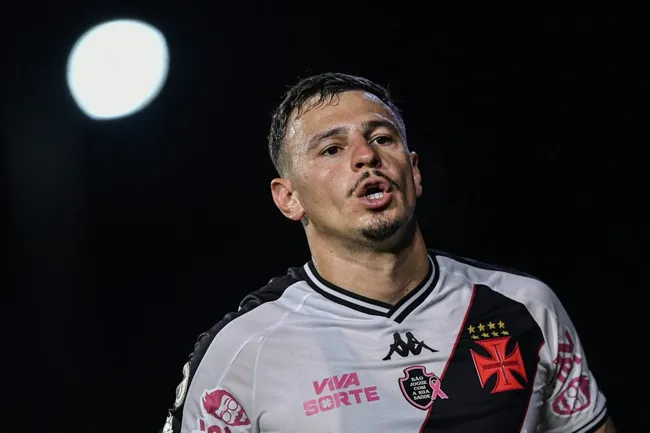 Hugo Moura, jogador do Vasco, comemora seu gol durante partida contra o Cuiabá (Foto: Thiago Ribeiro/AGIF)