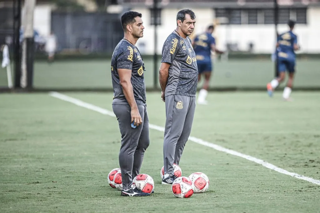 Fábio Carille comandando treinos do Santos em 2024 –  Foto: Reinaldo Campos/AGIF
