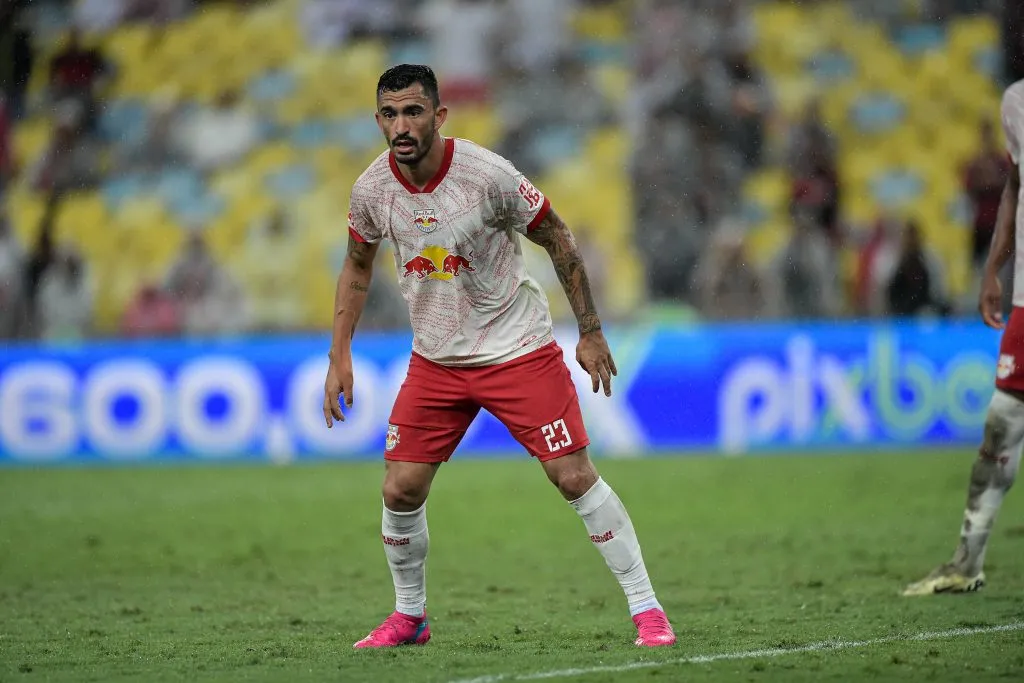 Raul jogador do Bragantino durante partida contra o Flamengo no Maracanã pelo campeonato Brasileiro A 2024. Foto: Thiago Ribeiro/AGIF
