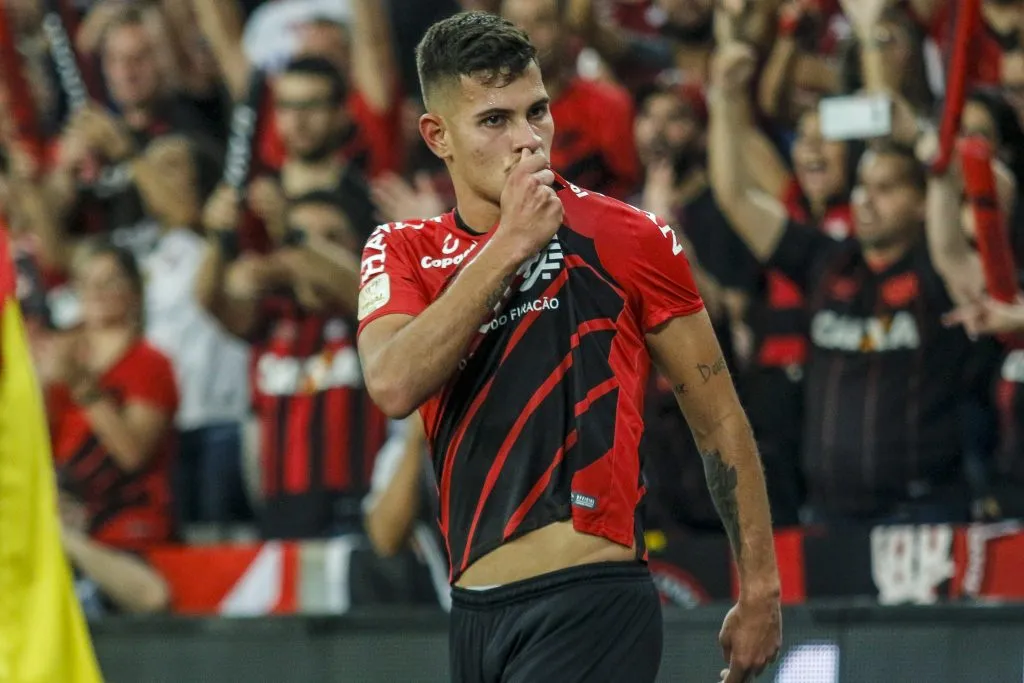 PR – Curitiba – 11/09/2019 – Copa do Brasil 2019, Athletico PR x Internacional – Bruno Guimaraes jogador do Athletico-PR comemora seu gol durante partida contra o Internacional no estadio Arena da Baixada pelo campeonato Copa do Brasil 2019. Foto: Gabriel Machado/AGIF