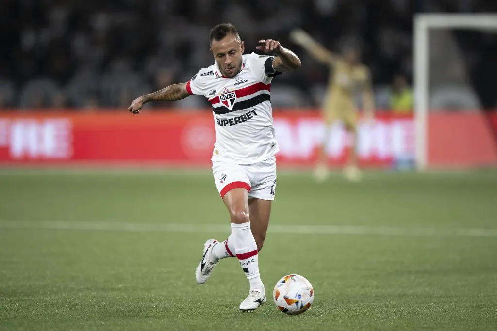 Rafinha durante partida contra o Botafogo na Libertadores 2024. Foto: Jorge Rodrigues/AGIF