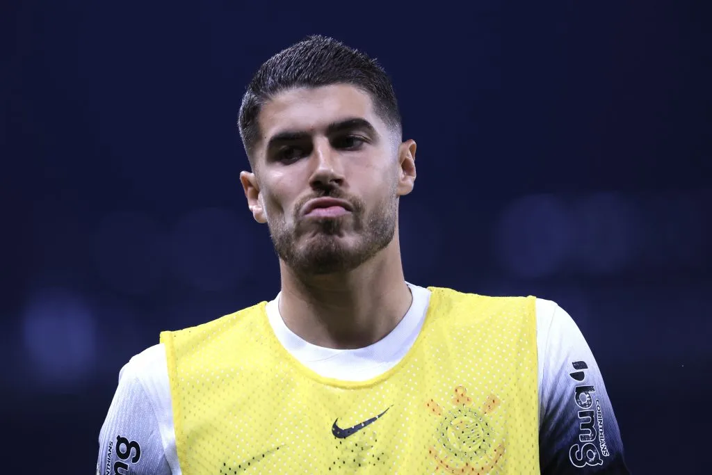 Pedro Raul durante partida contra o Grêmio no Campeonato Brasileiro A 2024. Foto: Marcello Zambrana/AGIF