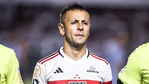Rafinha durante confronto contra o Bragantino no Brasileirão 2023.