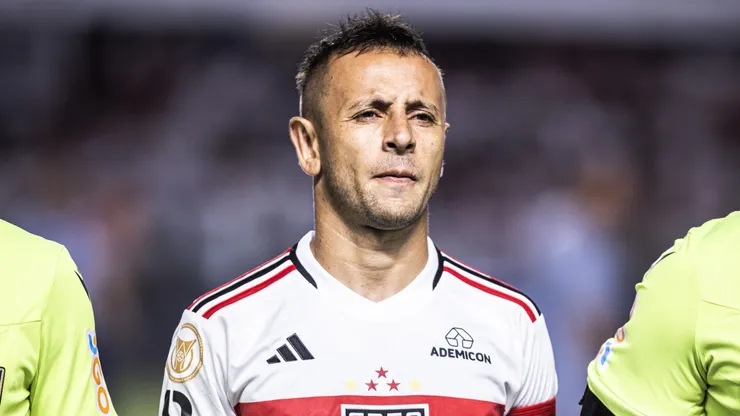 Rafinha durante confronto contra o Bragantino no Brasileirão 2023.
