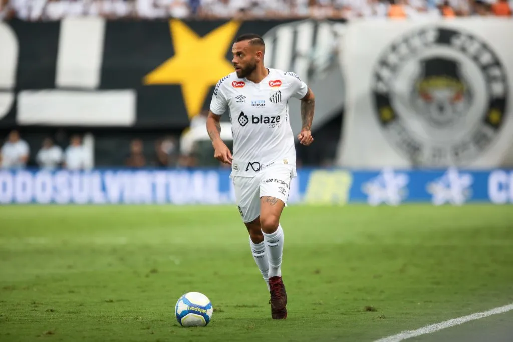 Guilherme jogador do Santos durante partida contra o Vila Nova-GO no estadio Vila Belmiro pelo campeonato Brasileiro B 2024. Foto: Reinaldo Campos/AGIF