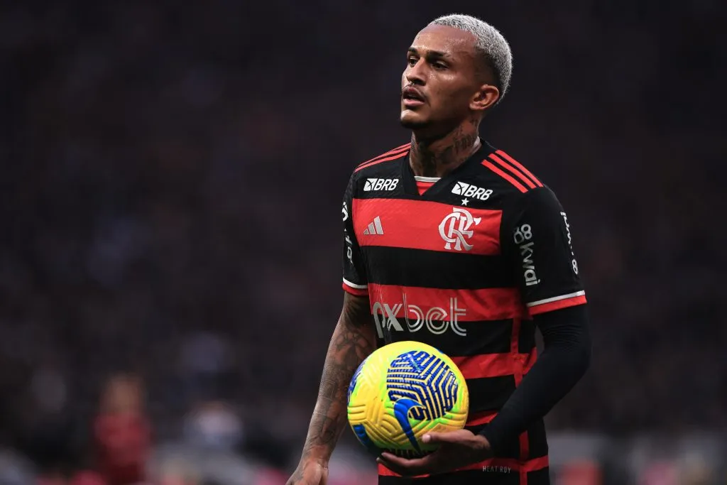 Wesley, jogador do Flamengo, durante partida contra o Corinthians (Foto: Ettore Chiereguini/AGIF)