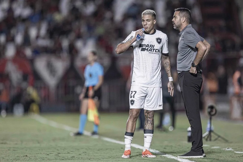Carlos Alberto conversando com Artur Jorge em  Atlético-GO x Botafogo – Foto: Heber Gomes/AGIF