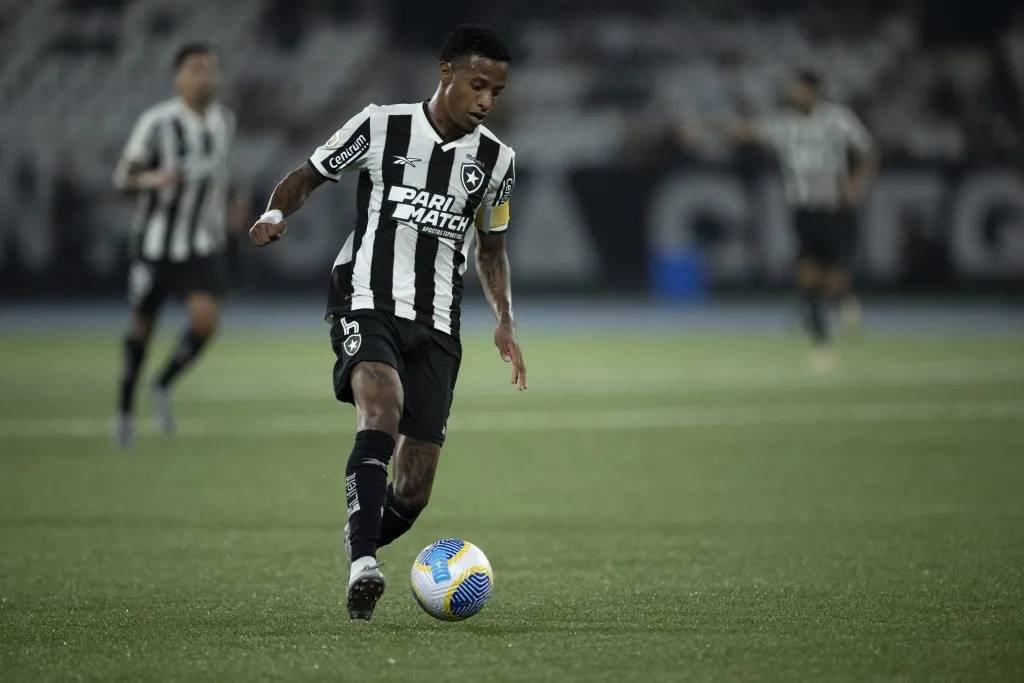 Tche Tche jogador do Botafogo durante partida contra o Fluminense no Nilton Santos pelo campeonato Brasileiro A 2024. Foto: Jorge Rodrigues/AGIF